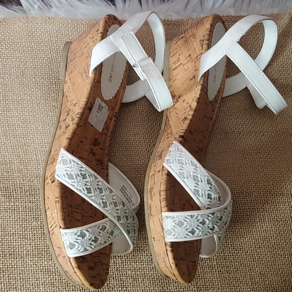 American Eagle Wedge Sandals sz 6 EUC white - Picture 3 of 5